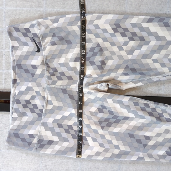 2/40 Nike athletic geometric patterned pants - Picture 10 of 11